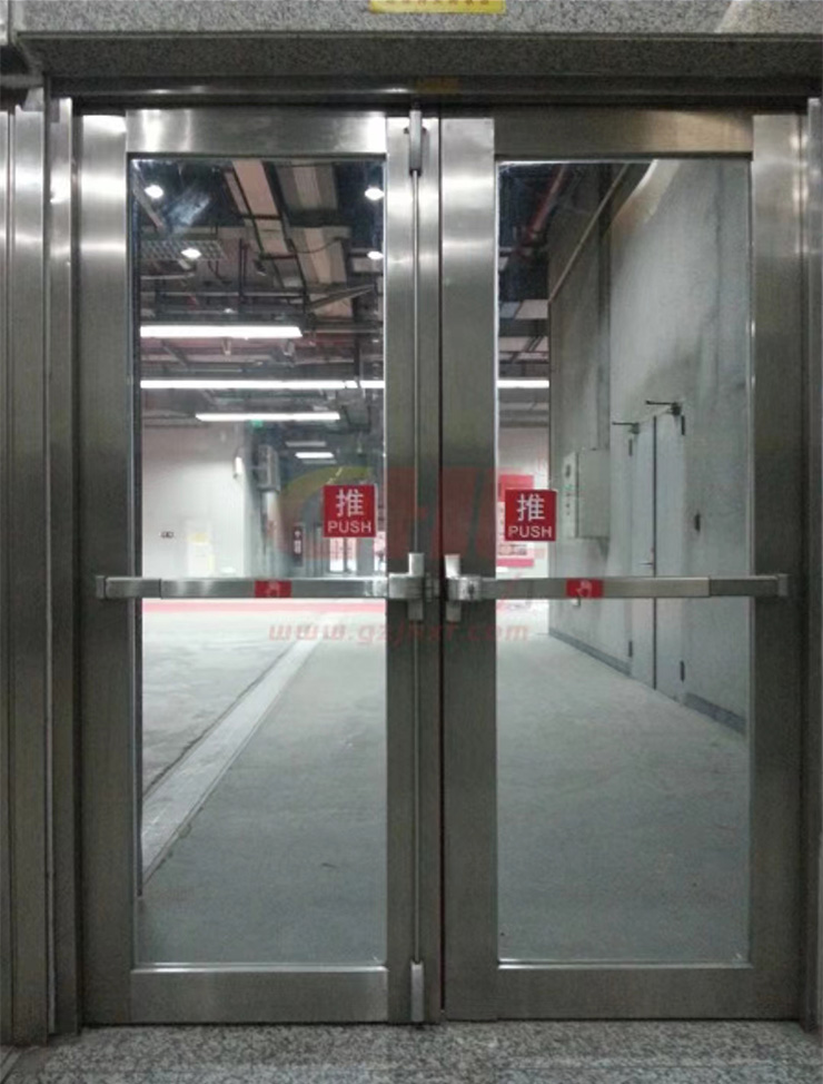 �������L���T